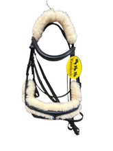 Lade das Bild in den Galerie-Viewer, Kalvakade Trense Ivy mit Lammfell