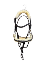 Lade das Bild in den Galerie-Viewer, Kalvakade Trense Ivy mit Lammfell